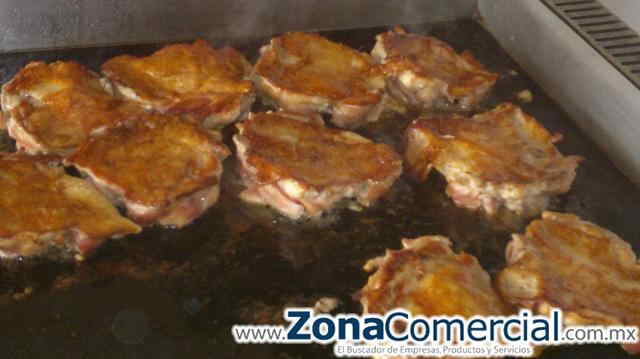 Preparando un rico pollo en Teriyaki Sun.