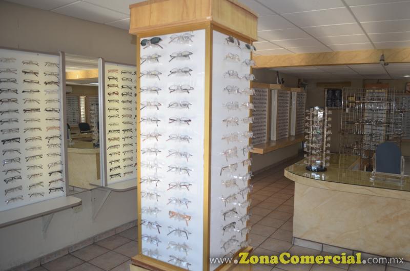  Lentes graduados y Lentes para sol de las marcas Tom Ford, Prada, Azzaro, Oakley, Guess, Burberry, Versace, Ray Ban, Lacoste, Dolce and Gabbana, Calvin Klein, Converse, Perry Ellis, Bulgari, Nine West, Nike entre otras.