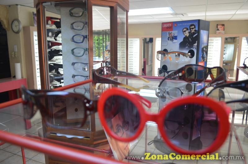  Lentes graduados y Lentes para sol de las marcas Tom Ford, Prada, Azzaro, Oakley, Guess, Burberry, Versace, Ray Ban, Lacoste, Dolce and Gabbana, Calvin Klein, Converse, Perry Ellis, Bulgari, Nine West, Nike entre otras.