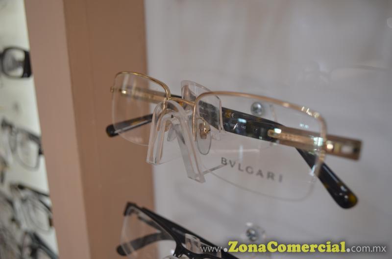  Lentes graduados y Lentes para sol de las marcas Tom Ford, Prada, Azzaro, Oakley, Guess, Burberry, Versace, Ray Ban, Lacoste, Dolce and Gabbana, Calvin Klein, Converse, Perry Ellis, Bulgari, Nine West, Nike entre otras.