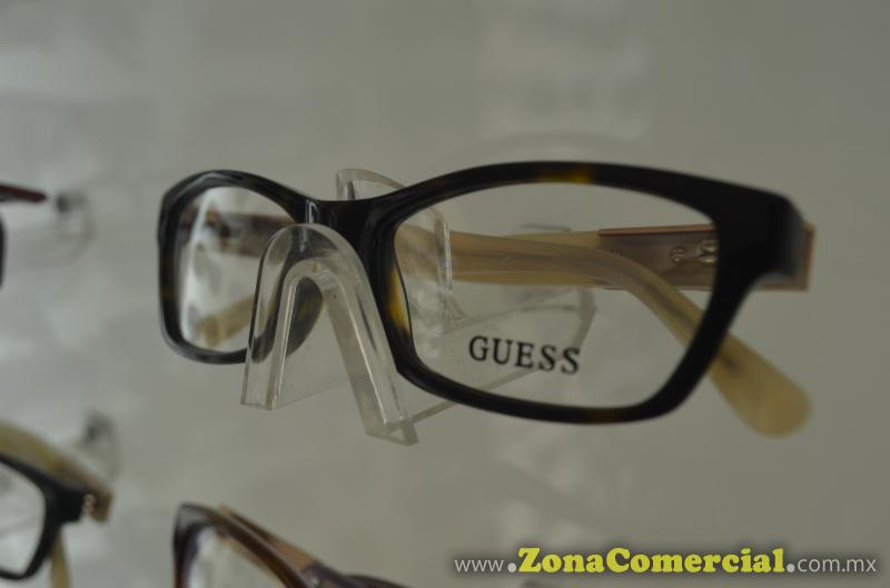  Lentes graduados y Lentes para sol de las marcas Tom Ford, Prada, Azzaro, Oakley, Guess, Burberry, Versace, Ray Ban, Lacoste, Dolce and Gabbana, Calvin Klein, Converse, Perry Ellis, Bulgari, Nine West, Nike entre otras.