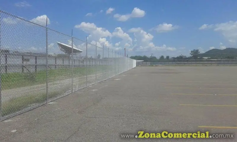 Instalacion de cerco de malla ciclonica de 3mts con barra superior, intermedia e inferior....en patios de FORD 