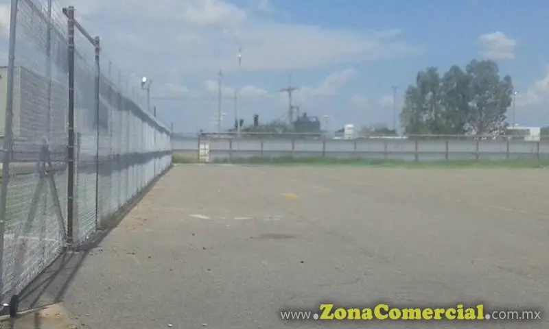 Instalacion de cerco de malla ciclonica de 3mts con barra superior, intermedia e inferior....en patios de FORD 