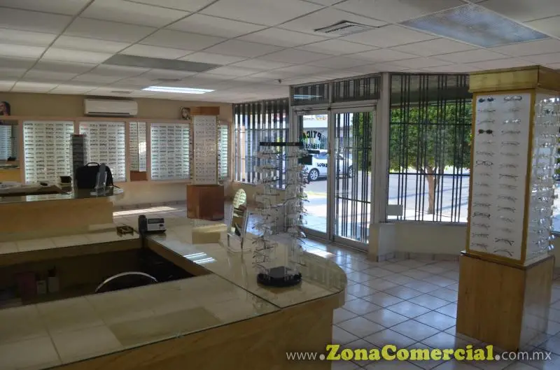  Lentes graduados y Lentes para sol de las marcas Tom Ford, Prada, Azzaro, Oakley, Guess, Burberry, Versace, Ray Ban, Lacoste, Dolce and Gabbana, Calvin Klein, Converse, Perry Ellis, Bulgari, Nine West, Nike entre otras.