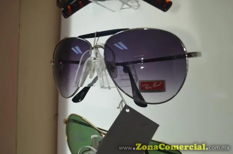  Lentes graduados y Lentes para sol de las marcas Tom Ford, Prada, Azzaro, Oakley, Guess, Burberry, Versace, Ray Ban, Lacoste, Dolce and Gabbana, Calvin Klein, Converse, Perry Ellis, Bulgari, Nine West, Nike entre otras.
