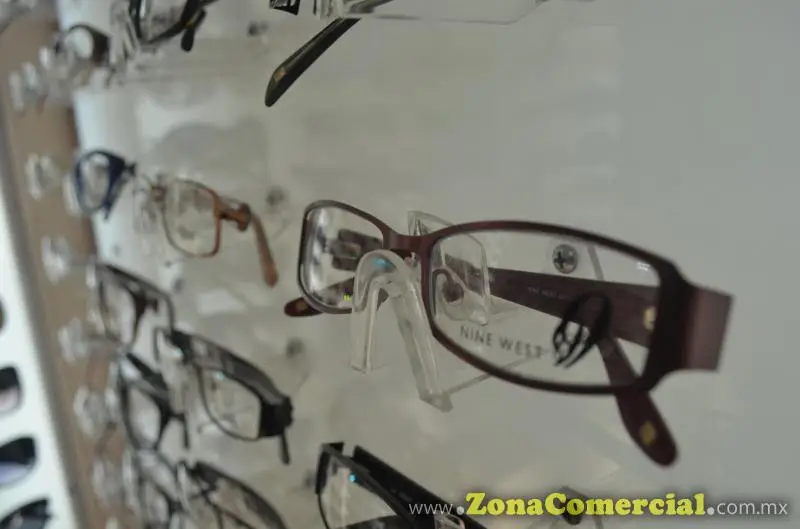  Lentes graduados y Lentes para sol de las marcas Tom Ford, Prada, Azzaro, Oakley, Guess, Burberry, Versace, Ray Ban, Lacoste, Dolce and Gabbana, Calvin Klein, Converse, Perry Ellis, Bulgari, Nine West, Nike entre otras.