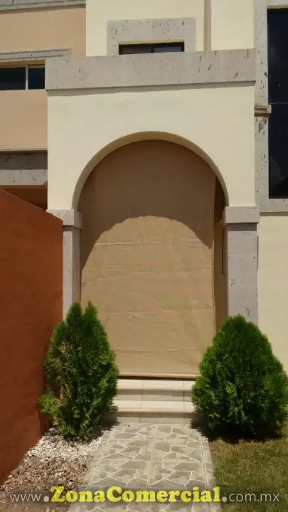 CORTINAS ENRROLLABLES CON LONA O MALLA SOMBRA.
PROTEJEN SUS PUERTAS DE LOS RAYOS SOLARES